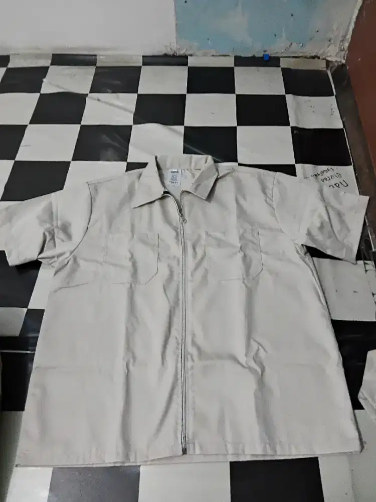 dijual kemeja boxy pria,Size XL,masih bagus bgt,masih baru,lok cawang