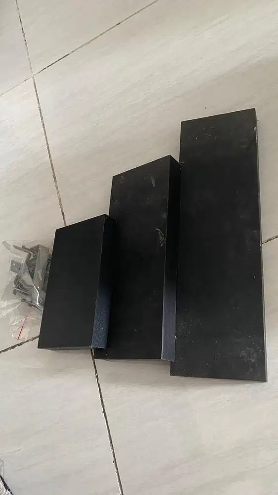 Bingkai, ambalan, tangga, dan kebutuhan dekorasi