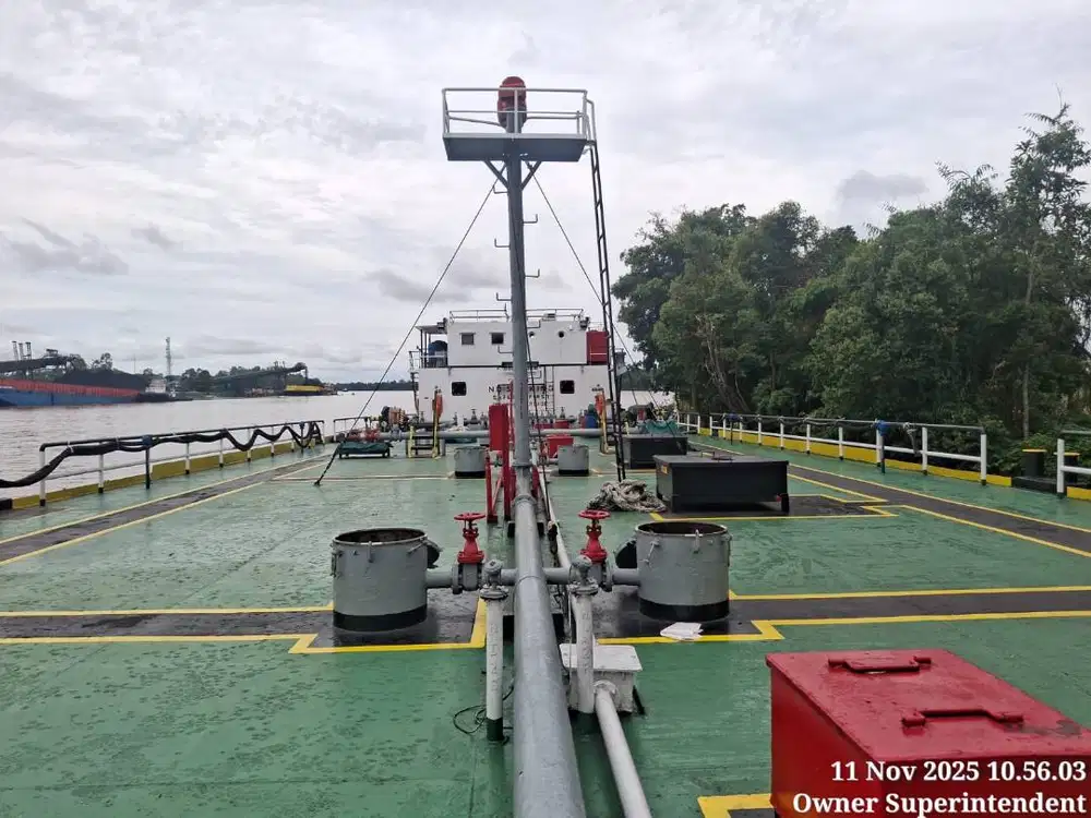 1 (SATU) SET TUG BOAT AND OIL BARGE