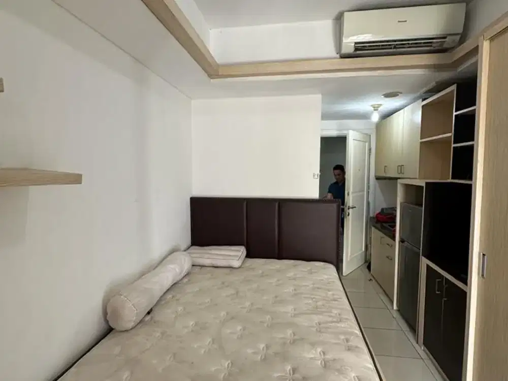 disewa unit apartemen green lake sunter,studio furnished,lantai rendah,view pool,Ac dan waterheater