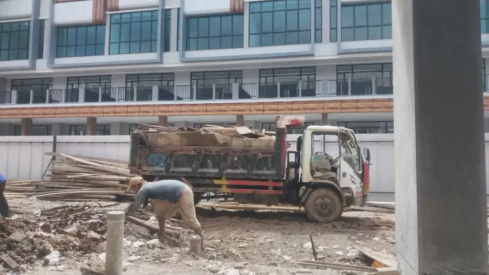 Buang puing buang sampah. Bekas bobokan martial bangunan