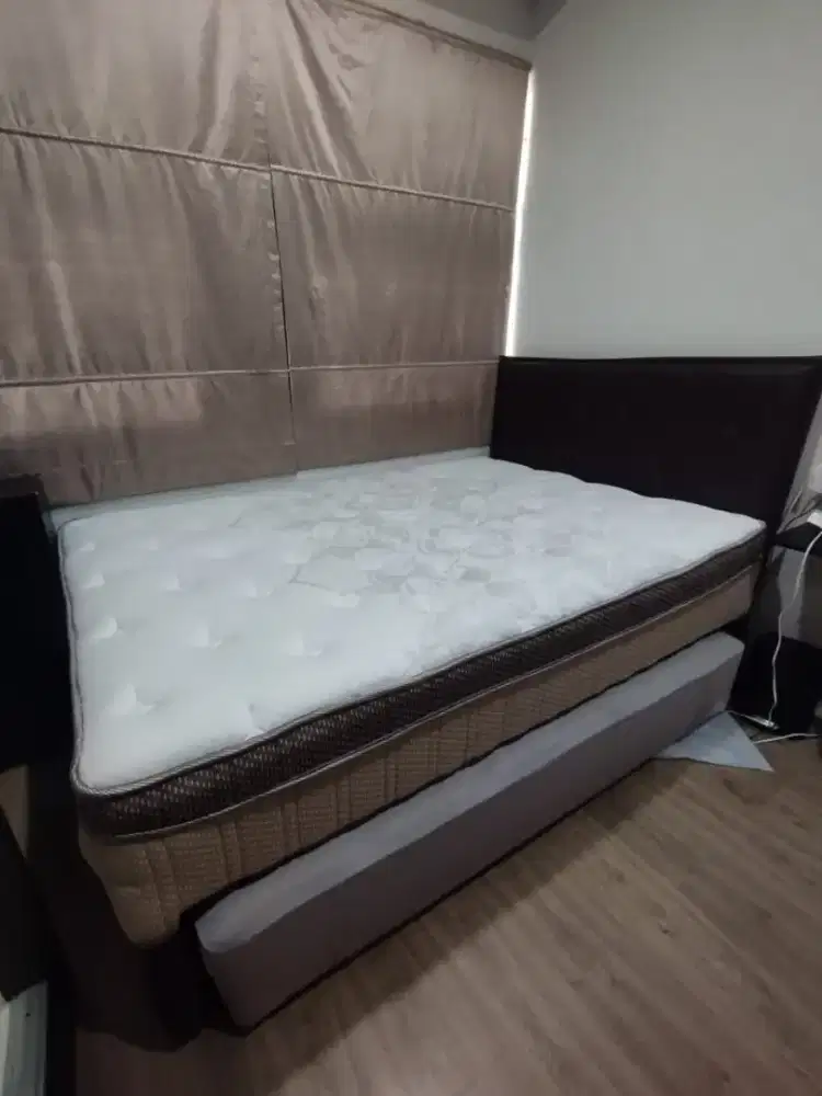 Ranjang divan sorong