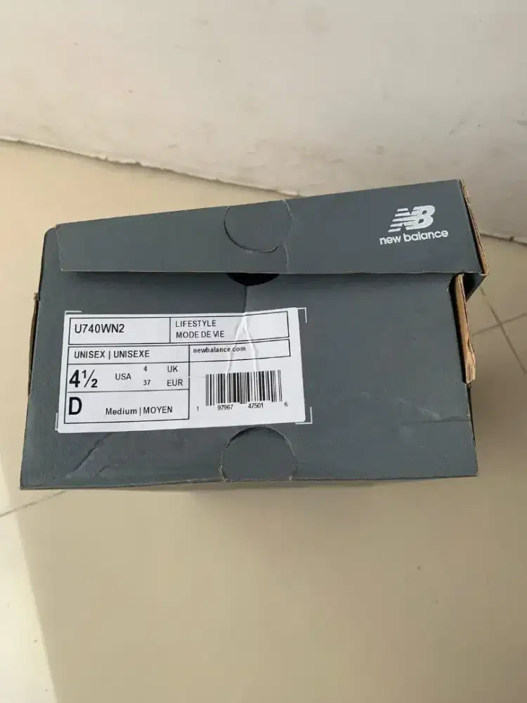 Dijual sepatu NB ori kondisi baru kekecilan