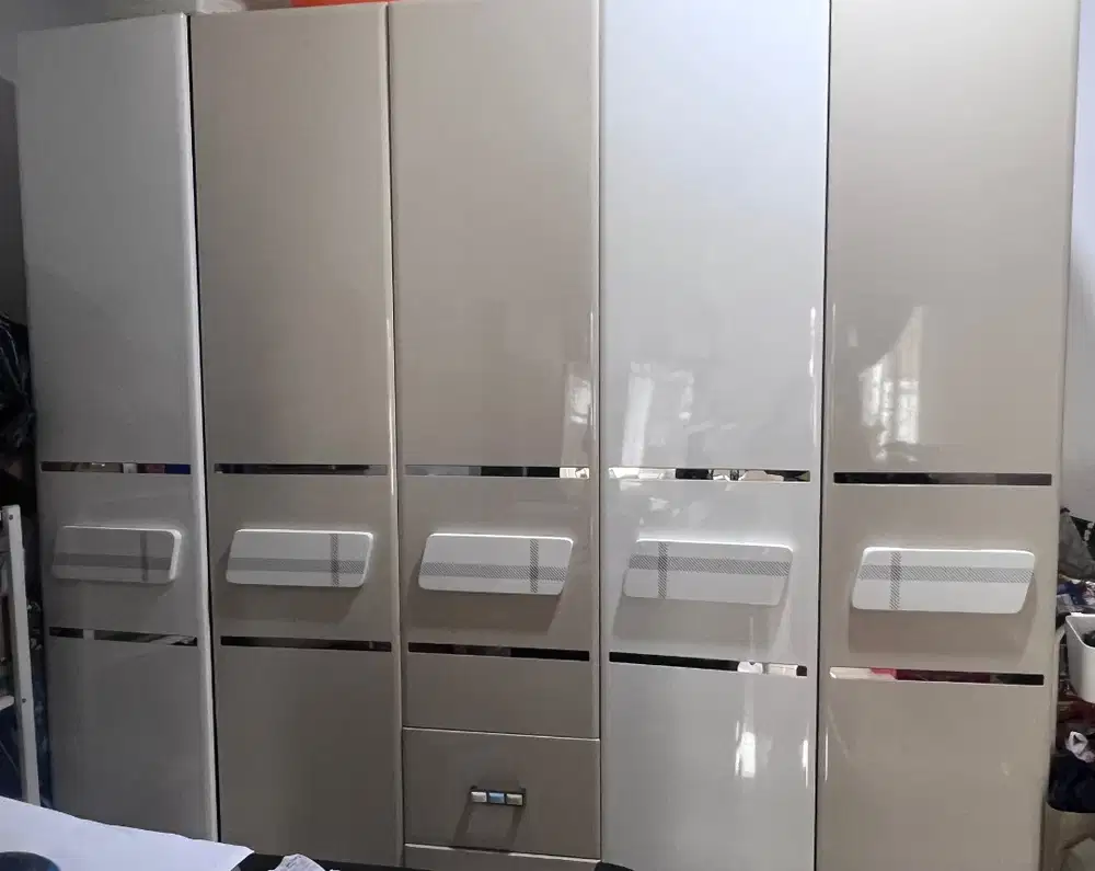 Lemari pakaian Chandra Karya