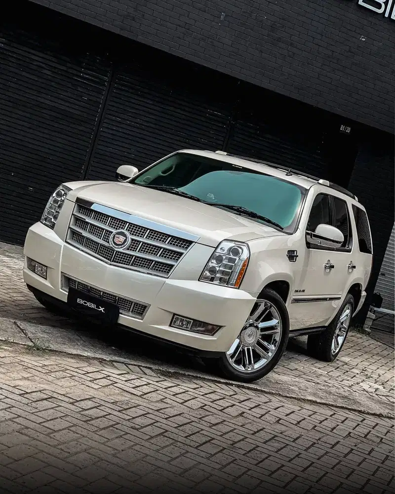 NIK 2011 Cadillac Escalade Platinum White Diamond Pearl Color