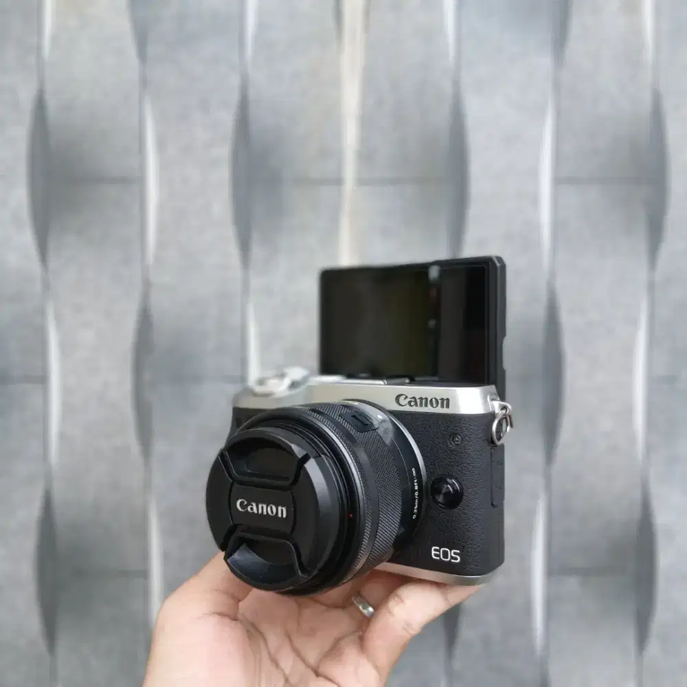 CANON EOS M6 KIT SILVER BLACK GOOD CONDITION