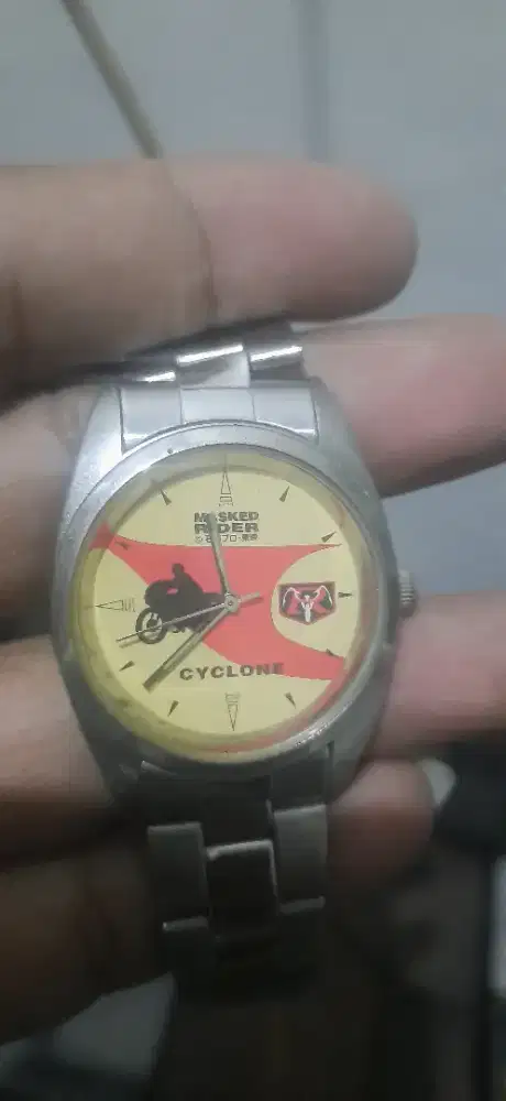 Jam Masked Rider cyclone