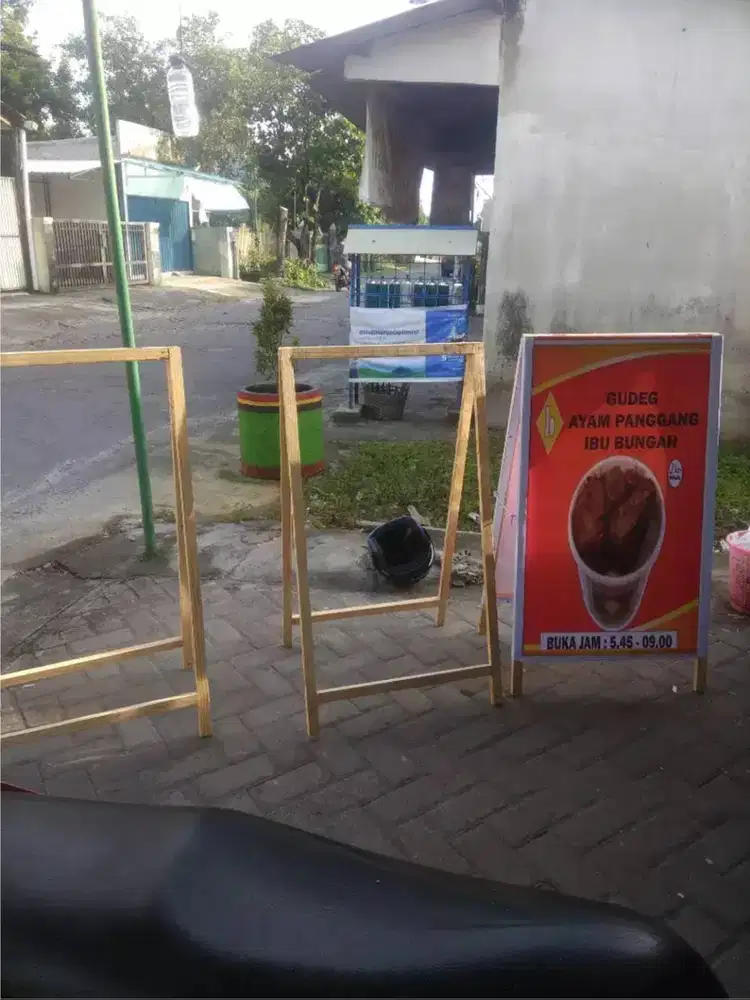 Jagrak Segitiga Kayu visual Banner MMT Spanduk Plastik MURAH Soloraya