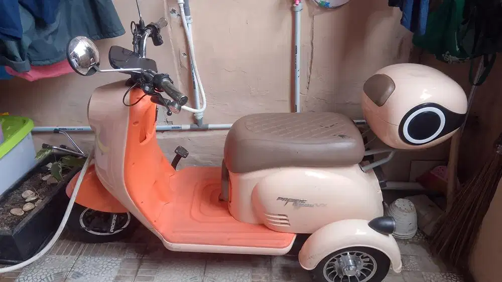Sepeda listrik roda tiga merk Pasific kondisi sangat bagus