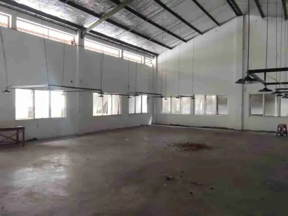 Disewakan Gudang dan kantor di jalan utama Mojosongo Solo