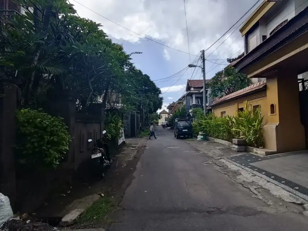 Rumah semi Villa 2 lantai Disewakan, berada di Renon