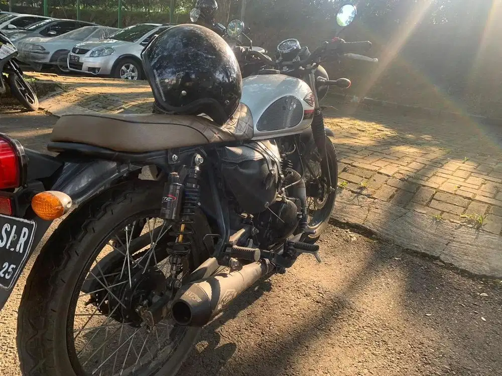 jual motor w175 cafe tahun 2020 silver 18.00 nego