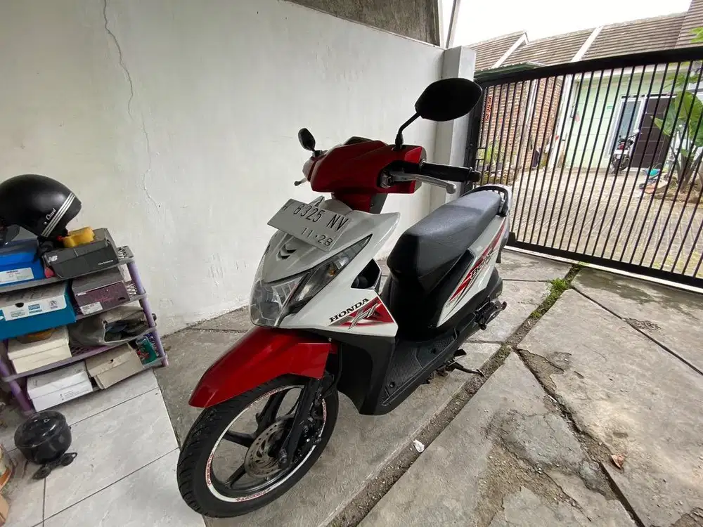 Dijual Motor Honda Beat Merah Putih Tahun 2015 kondisi terawat