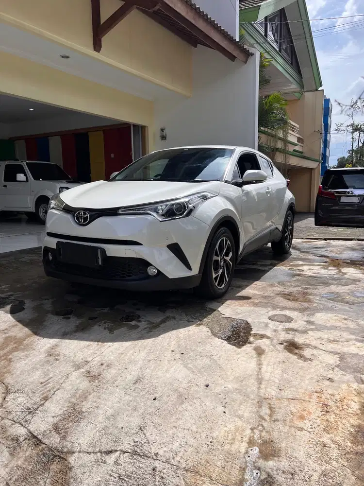 toyota CHR 1.8 (like new)