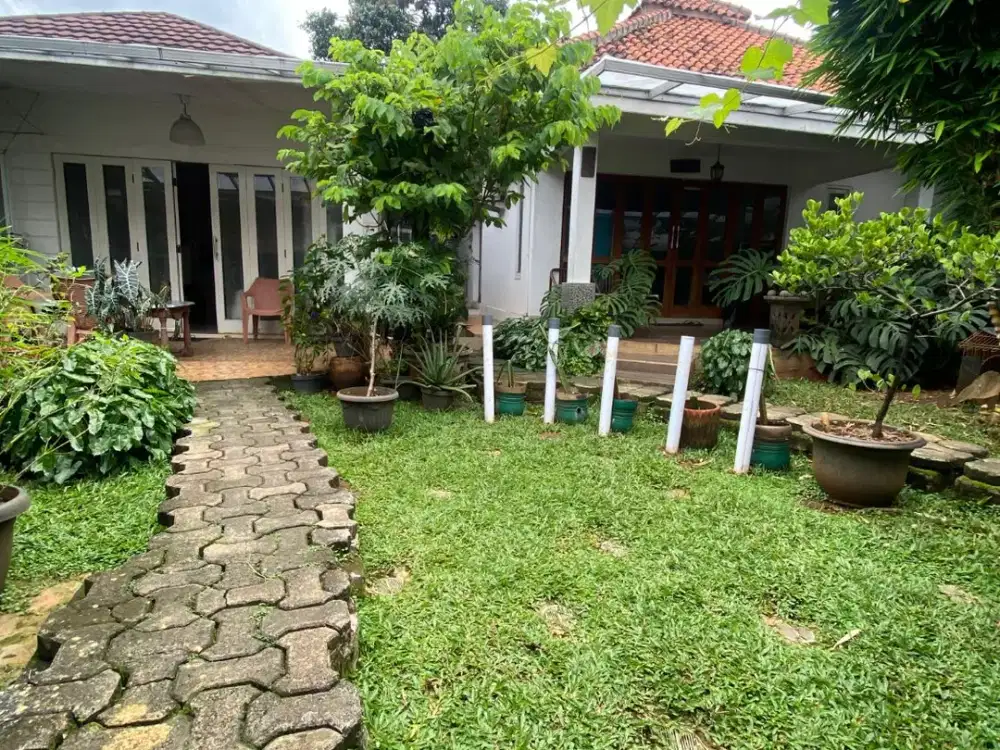 Dijual Rumah Kokoh dan Luas, Terdapat Office dan Ada 2 Rumah Terpisah di Belakang, Area Strategis 5 Menit ke Jl Arteri Permata Hijau, Jakarta Selatan