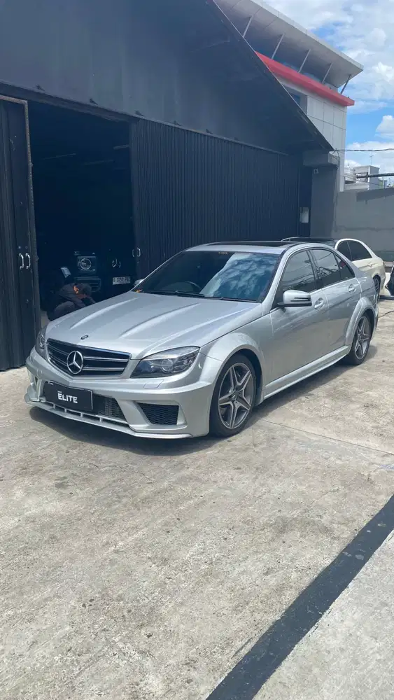 NIK 2011 Mercedes-Benz C63 AMG Iridium Silver Metallic