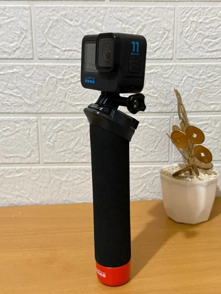 GoPro Hero 11 Black Edition + Holder + 2 Baterai – Kondisi 99%