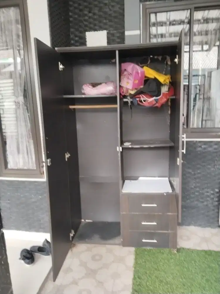 Lemari gantung pakaian