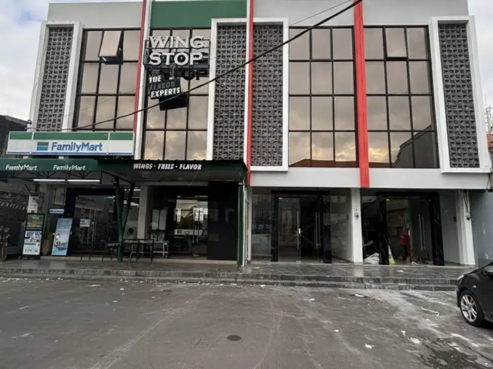 Disewakan Ruko 3 Lantai Pinggir Jalan Raya Strategis di Jatiwaringin Bekasi