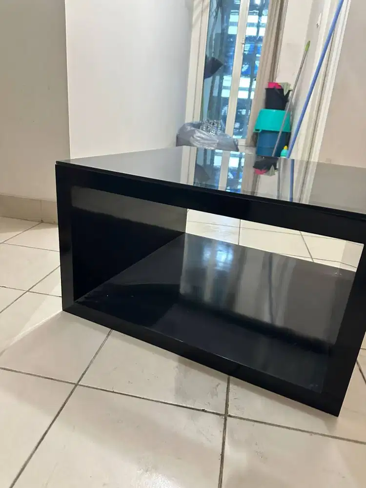 Meja Kaca Hitam Coffe Table – Desain Simple & Elegan Ukuran 70x70