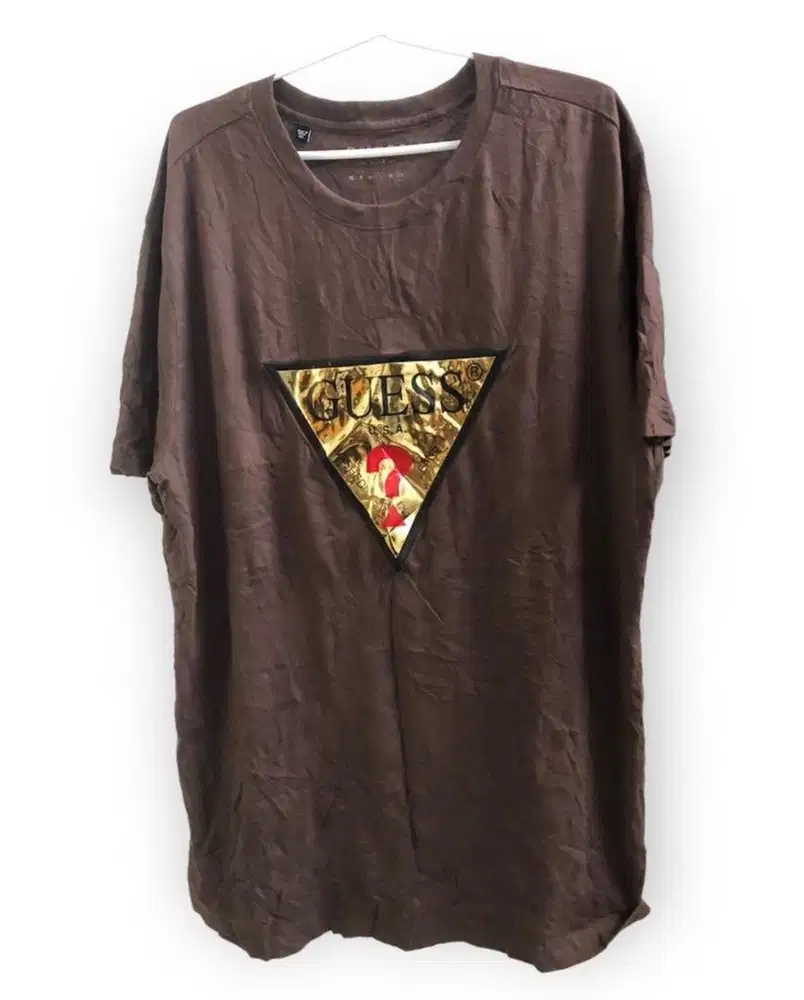 kaos tshirt guess 75x55 coklat logo gold