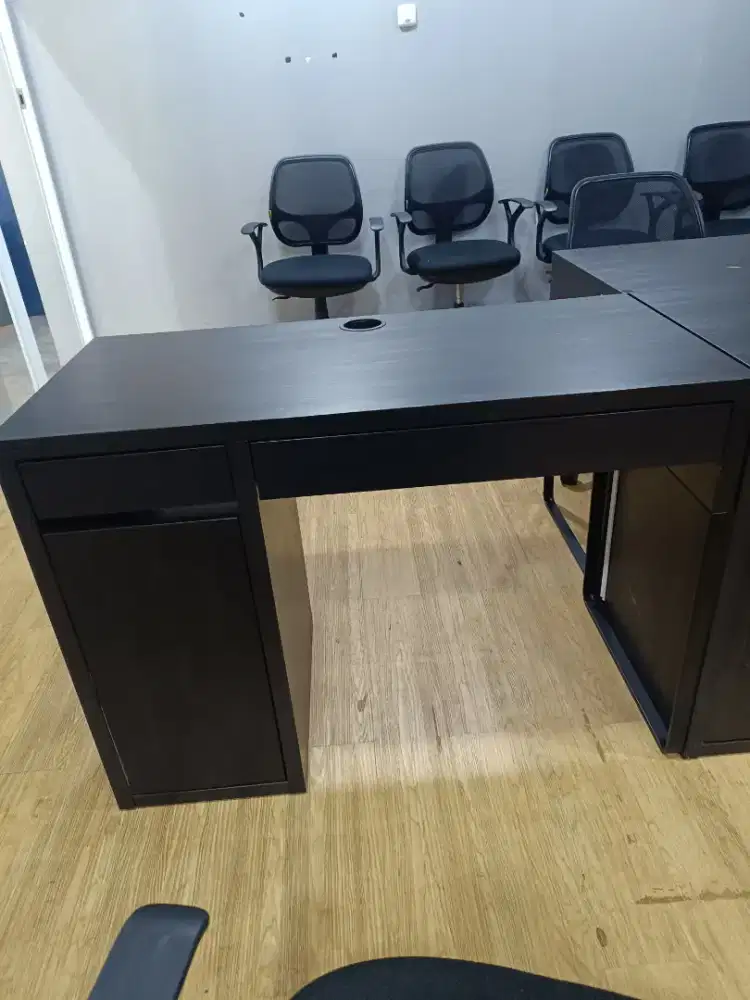 Meja kantor merk IKEA