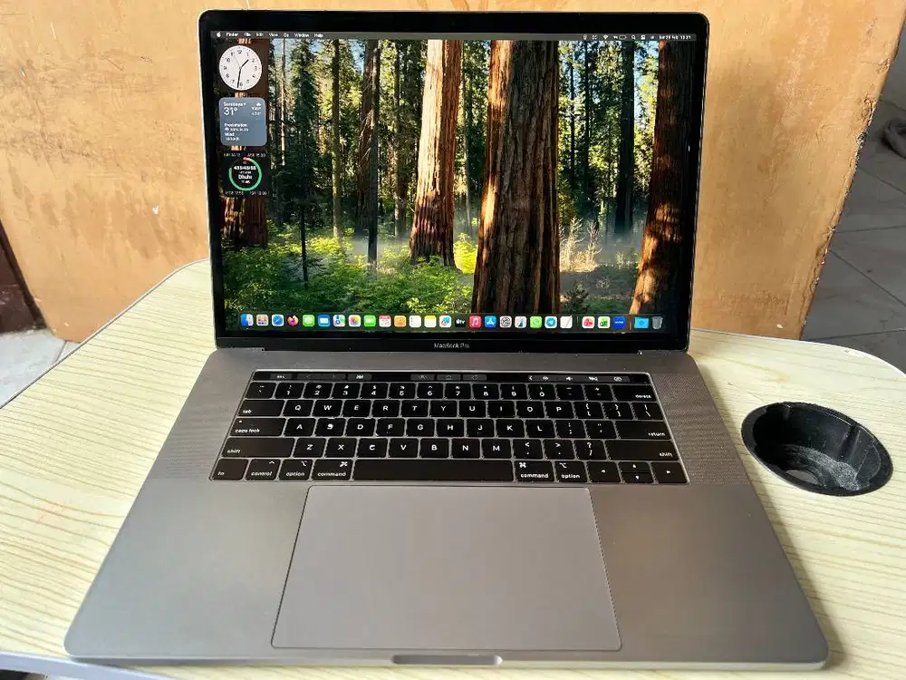 Macbook Pro 15 inch 2018 Touchbar Core i7 RAM 16 GB/SSD 512 GB Radeon