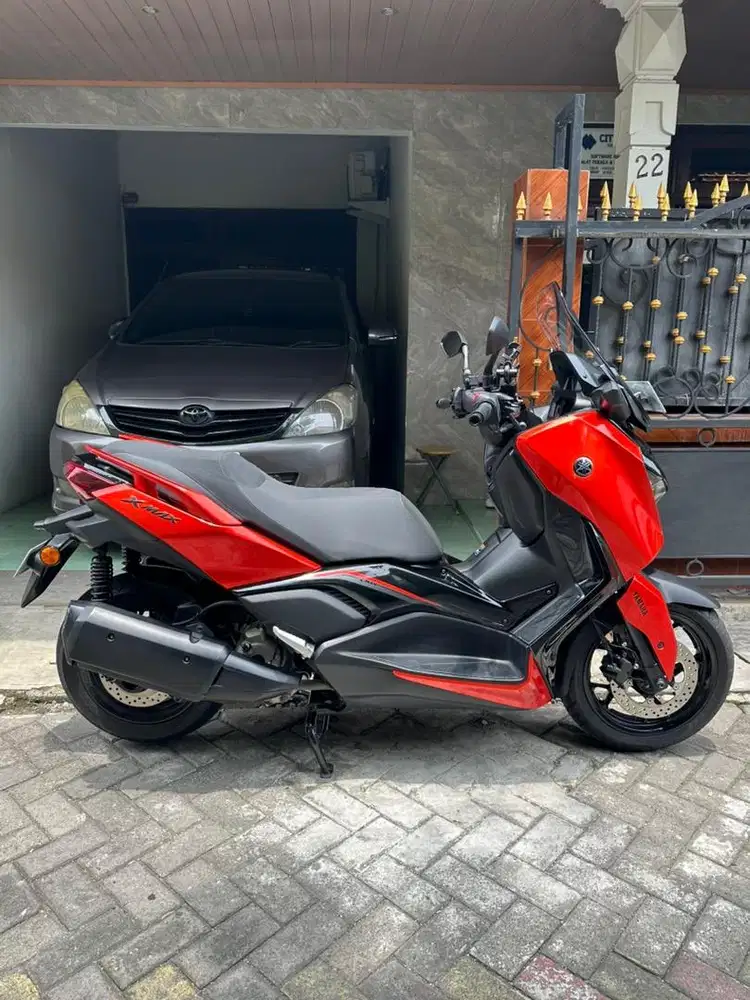 Xmax connected 2025 like new Luxury red