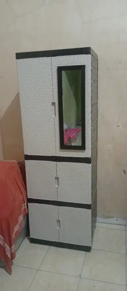 Di jual lemari plastik empat rak ada kaca nya