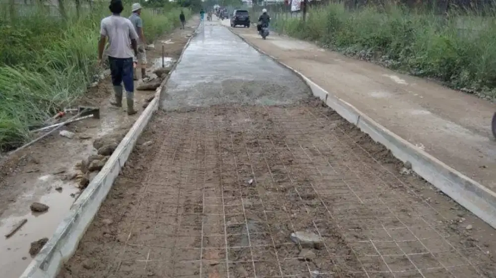 Bongkar bangunan rumah tua galian kolam