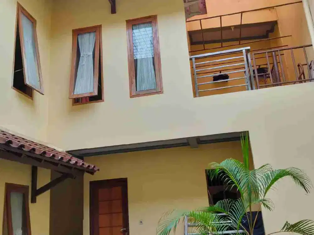 Dijual Rumah 2 Lantai 7 kamar Tidur Di Karang Tengah Tangerang Kota