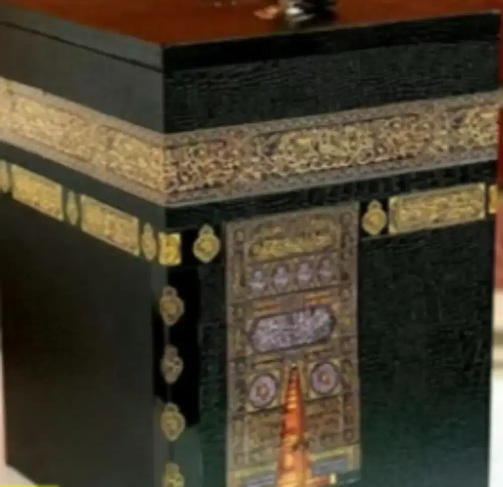 Celengan bentuk kabah ada kunci gemboknya