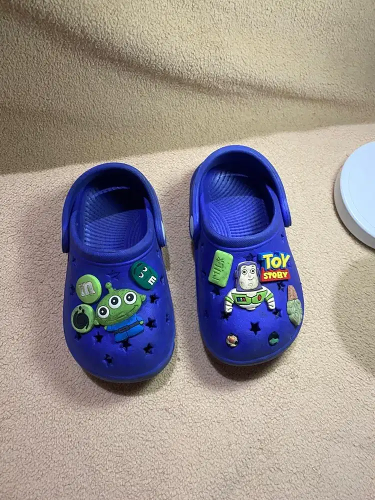 Sendal anak toy story biru