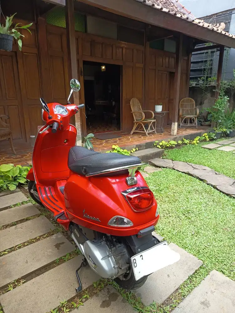 Vespa LX IGet 125 CC Tahun 2023 Orisinil, Prima dan Bagus