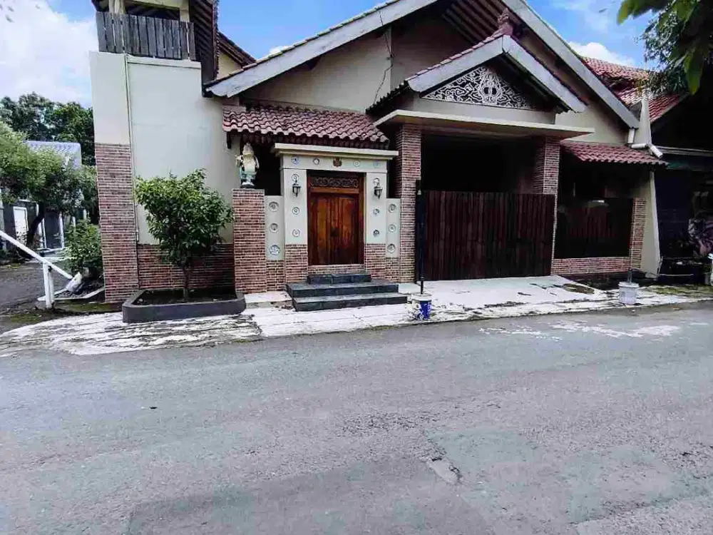 Dijual Rumah Seni Tinggi dengan Dominasi Kayu Jati Kuno – Posisi Hook
