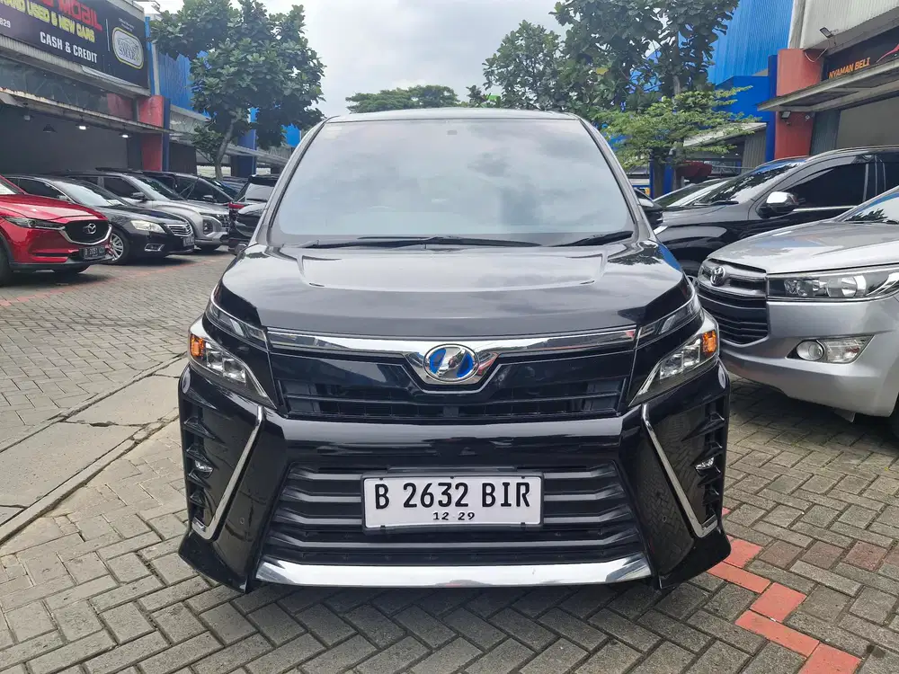 Toyota Voxy 2.0 Automatic 2019 Bensin Hitam Metalik