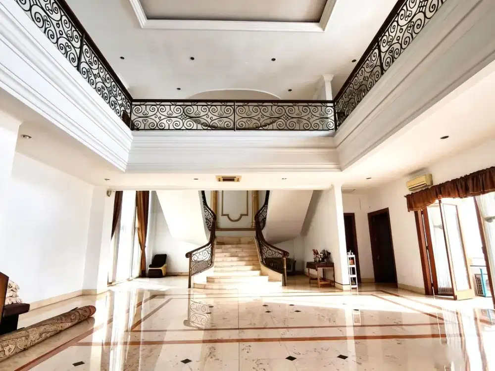 LXMMT 0183 Dijual Rumah Mewah American Classic Dengan Kolam Renang Di Area Kuningan Jakarta Selatan