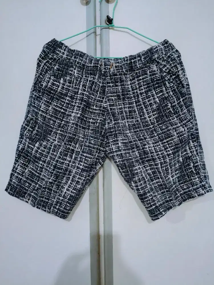 Celana Pendek Volcom Hitam Putih