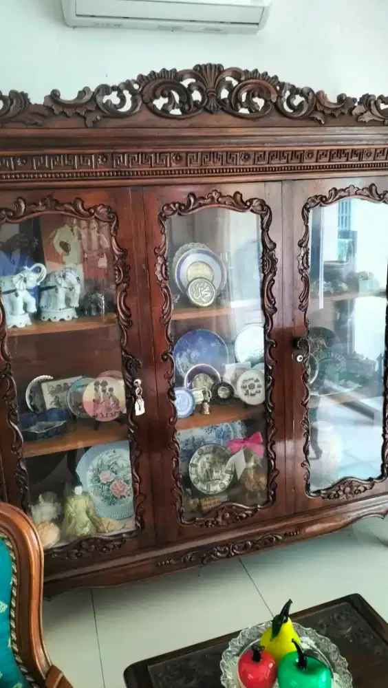 Lemari pajangan kayu jati