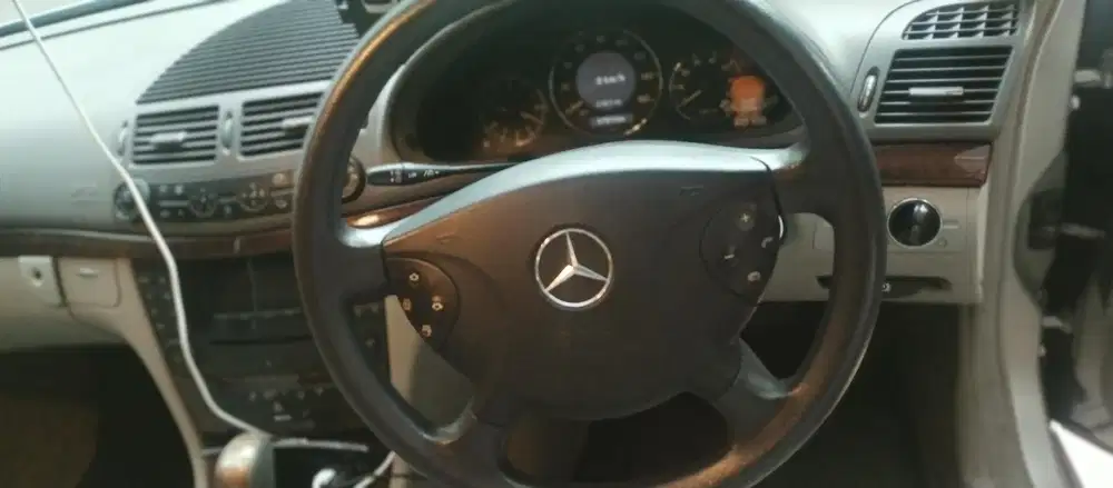 Mercedes-Benz E240 2003 Bensin