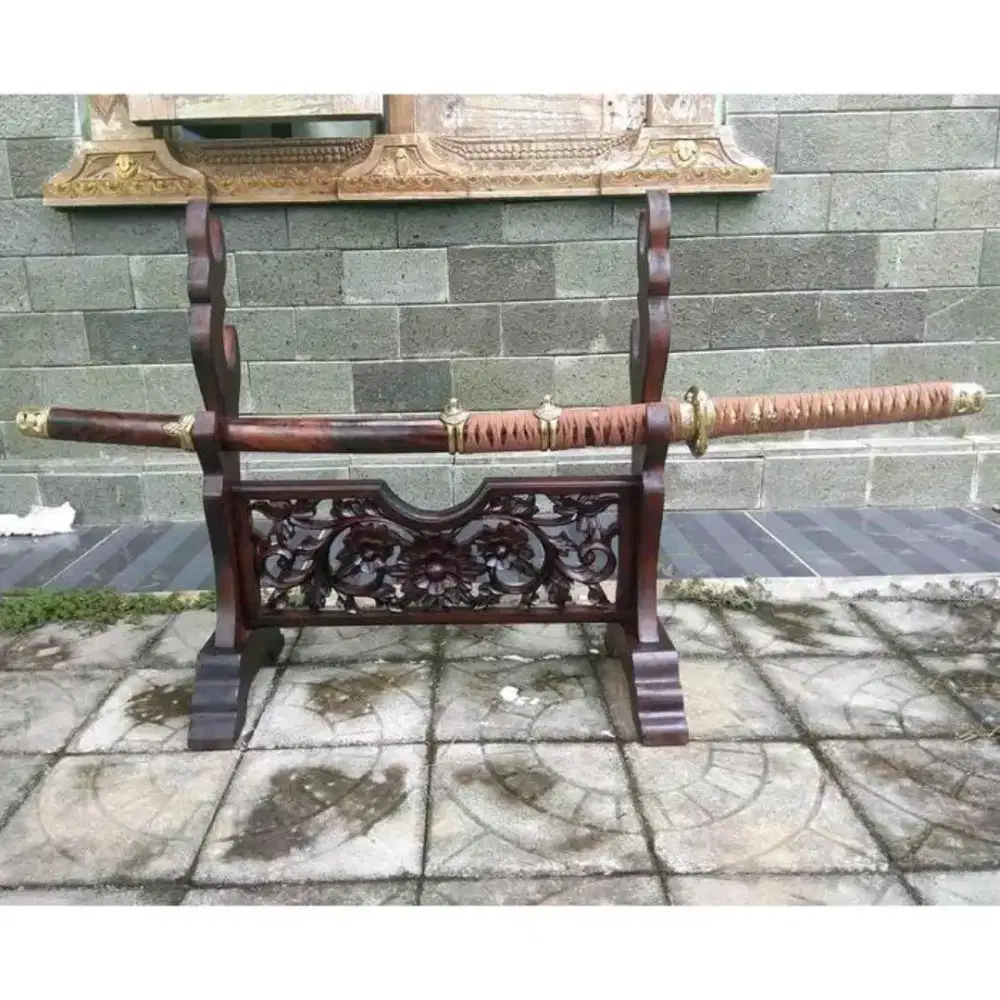 Stand Dudukan Pusaka Pusaka Isi 3 Motif Ukiran Bunga Bahan Kayu Jati