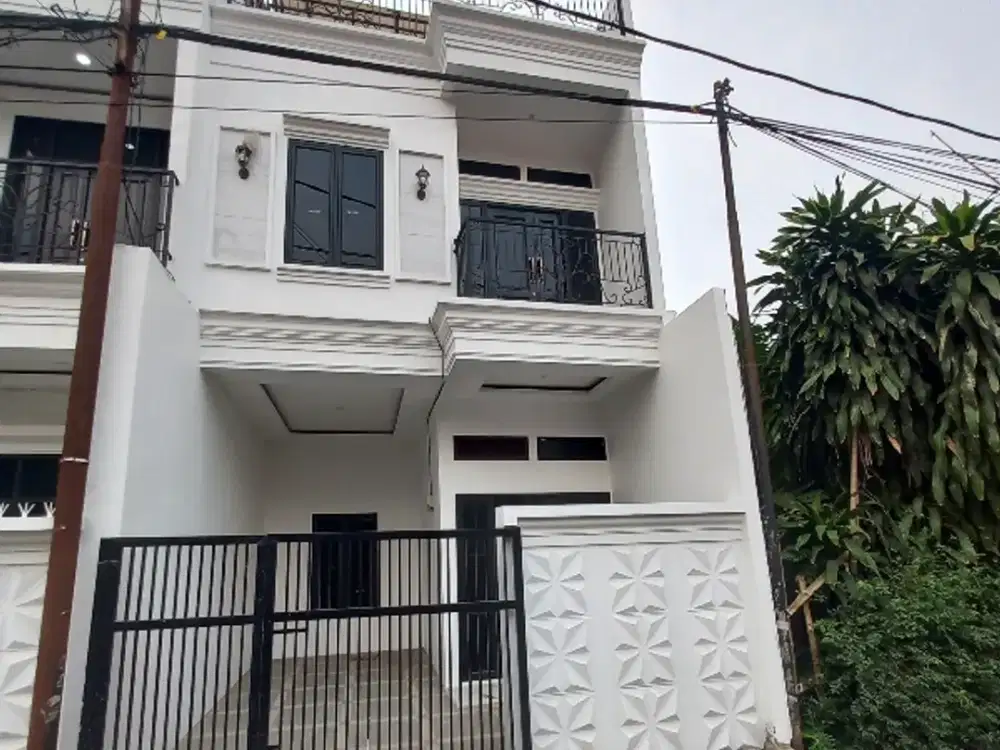 RUMAH 2,5 LANTAI SIAP HUNI DEKAT KAMPUS ISTN JAGAKARSA,JAKSEL