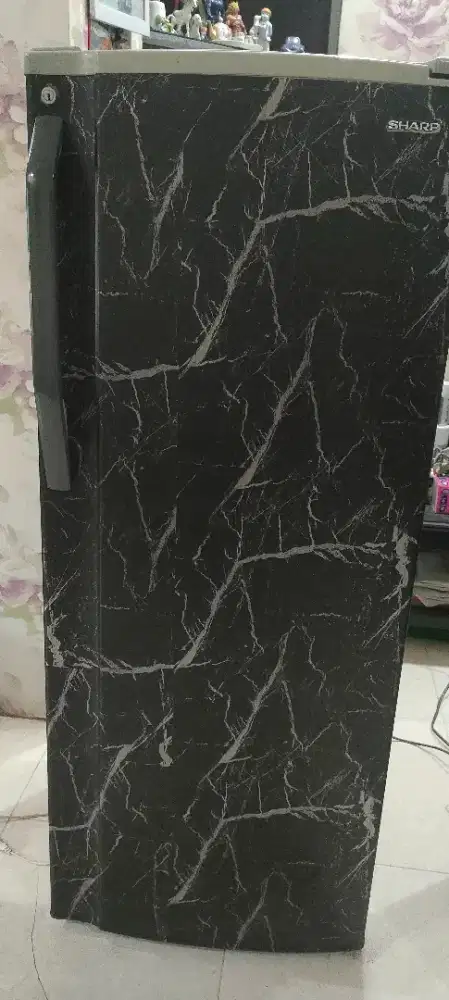 Kulkas 1 pintu tinggi merk sharp siap pakai