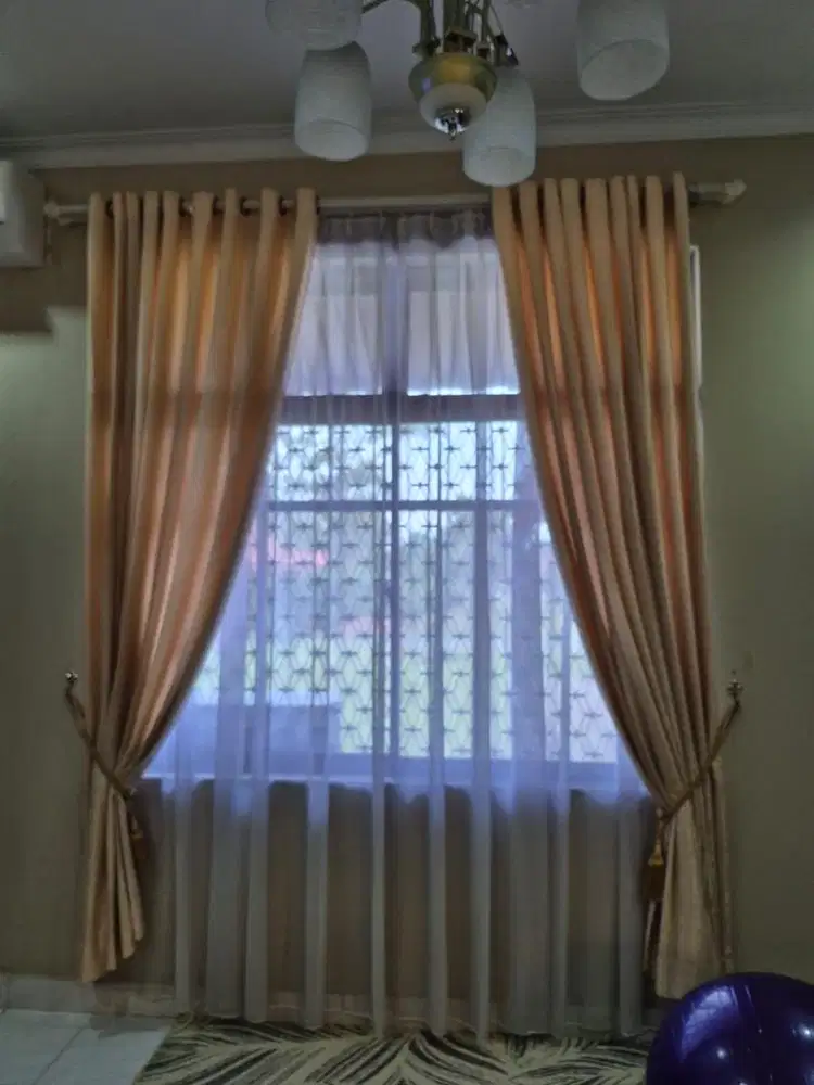 Dijual gorden 3 jendela besar di ruang tamu dan 5 gorden kamar