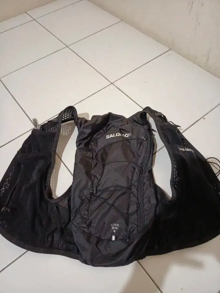 Runnning vest / hydration vest merek Salomon, model Active Skin 8.