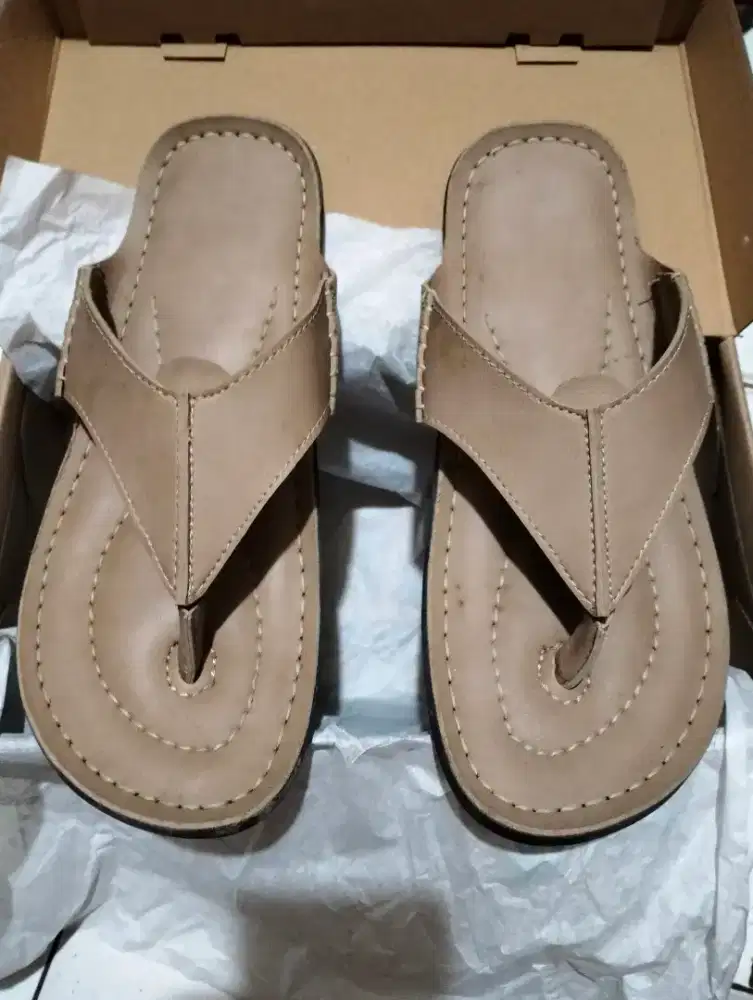 Sandal kulit no 41 warna krem .
