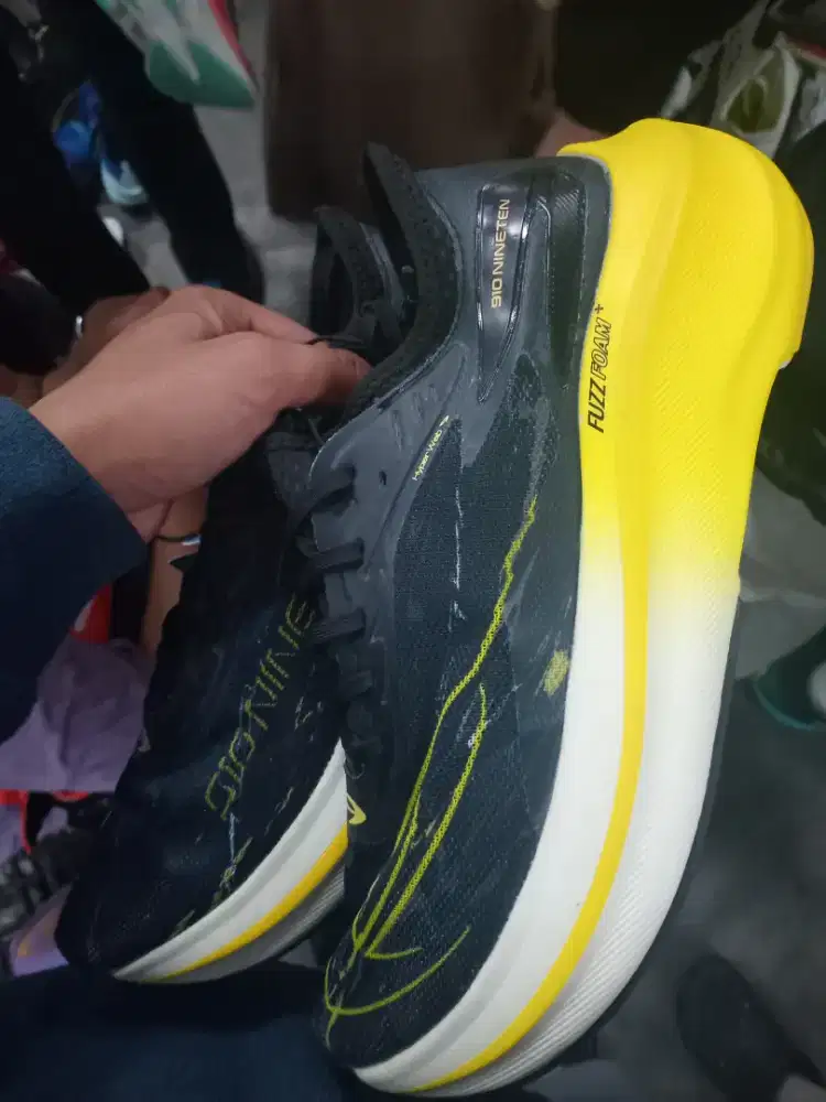 Sepatu running Haze veloce 910