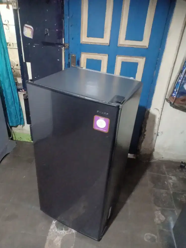 Jual kulkas Sharp 1 pintu mesin orsinilan baru dua bulan normal bisa