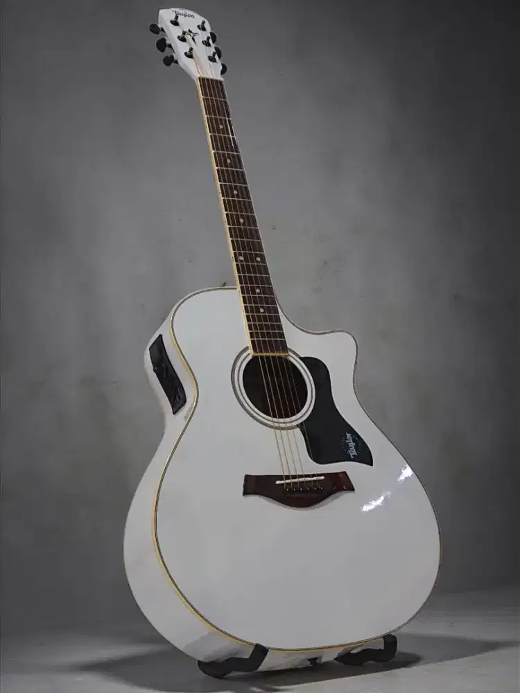 Gitar akustik elektrik Taylor