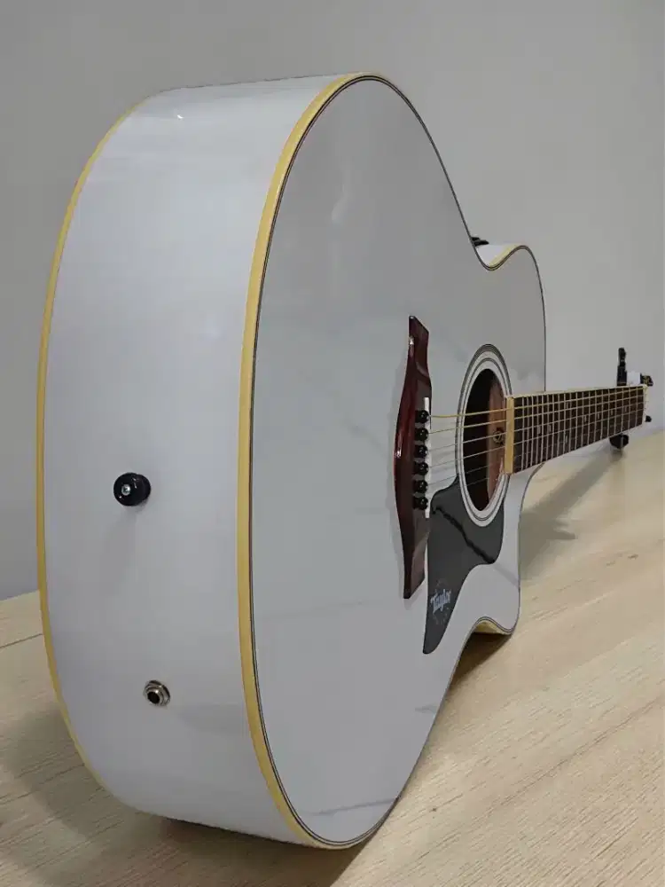 Gitar akustik elektrik Taylor